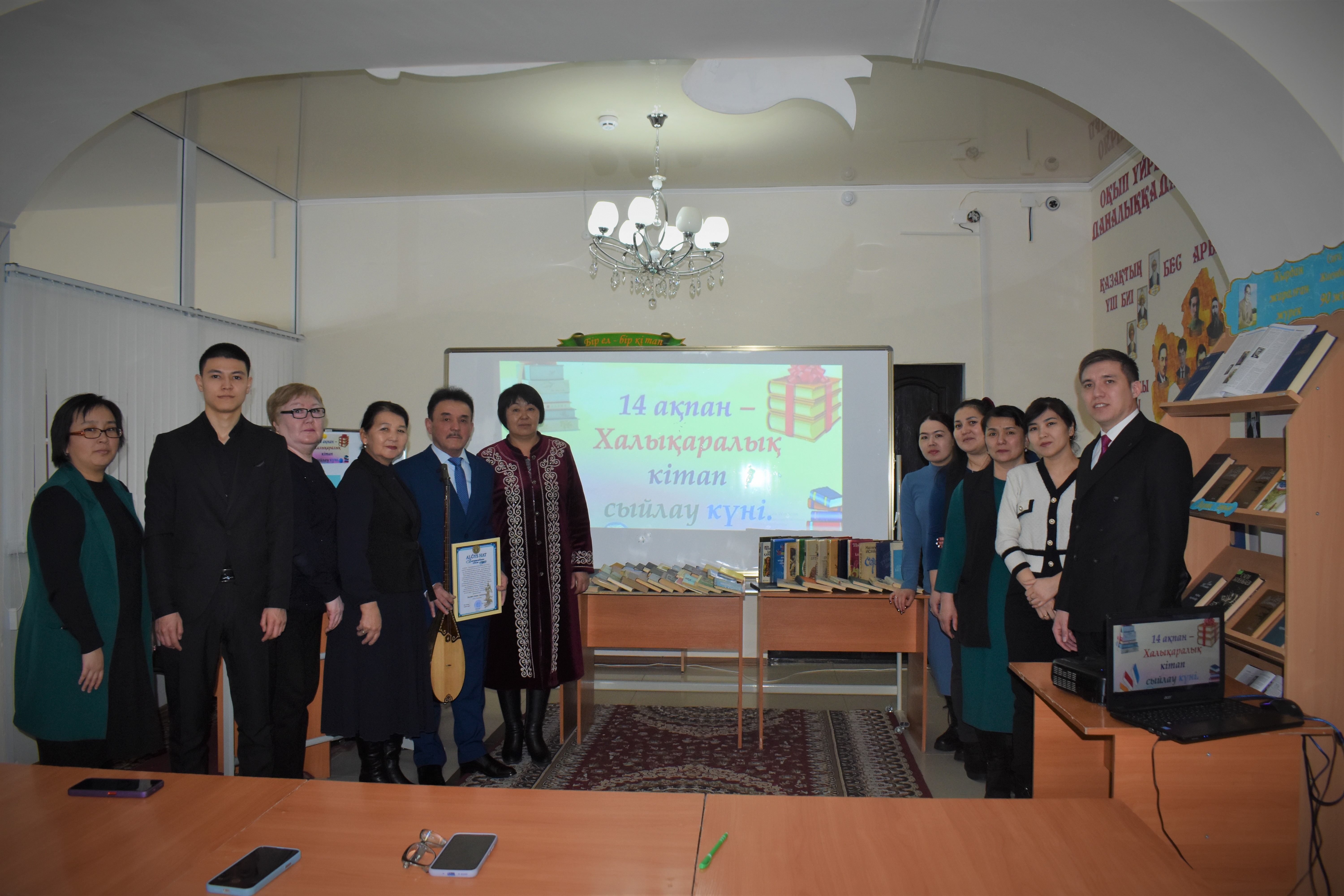 Рухани өміріміздің өзегі іспеттес ғылымды көпшілік оқырманға, ертеңгі ел тізгінін ұстар жас жеткіншек ұрпаққа насихаттап отырған іргелі білімнің ошағы кітапхана төрінде дәстүрлі кездесу кеші өтті.